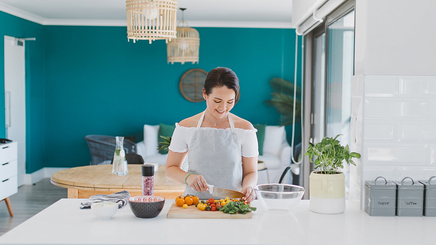 девушка готовит фото