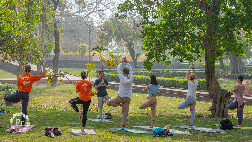 асаны на природе фото