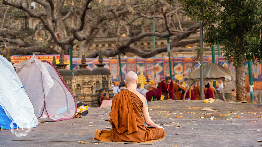 монах медитирует