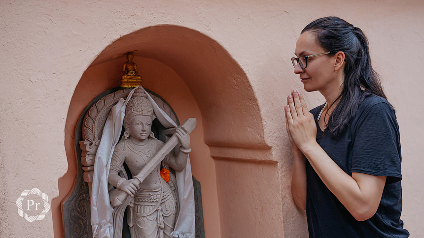 девушка молится фото