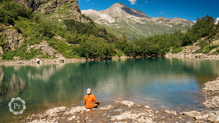 медитация у озера фото