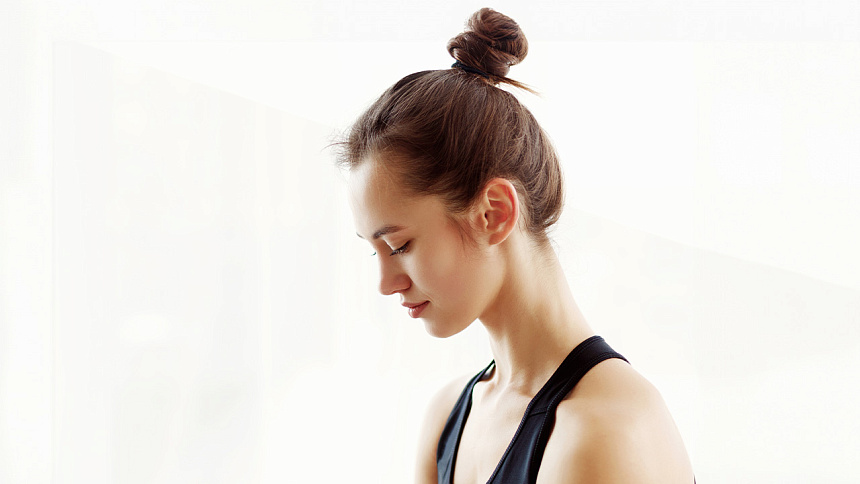 девушка занимается йогой фото