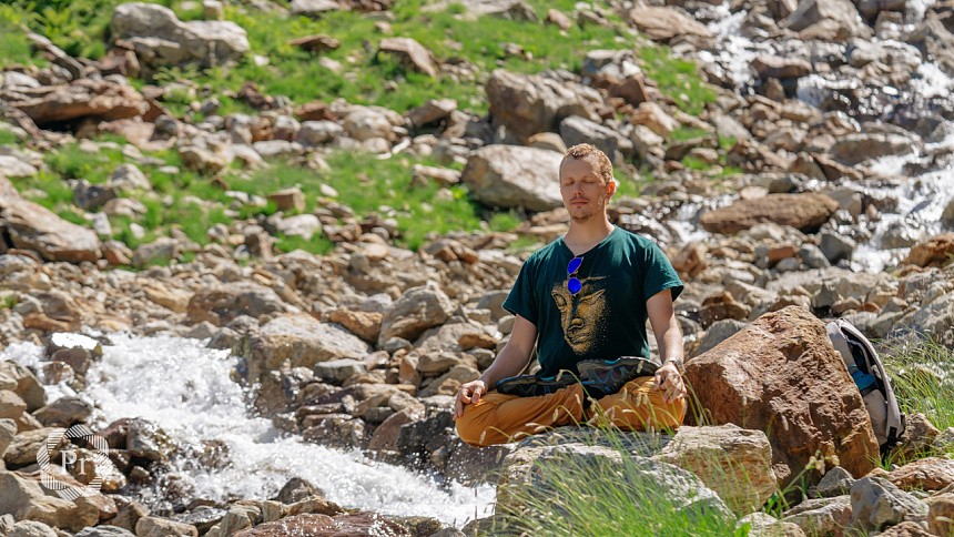 Брамари-пранаяма в горах фото