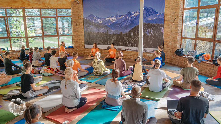 йога в зале фото