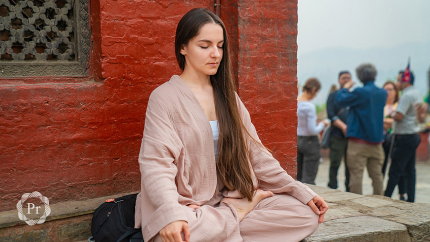 девушка медитирует в тибете