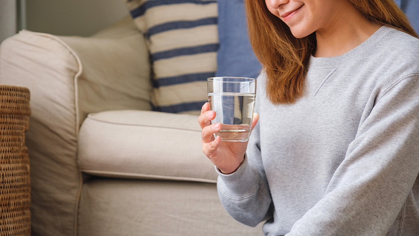 девушка пьет воду фото