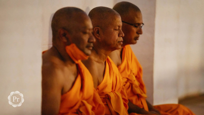 монахи в медитации фото