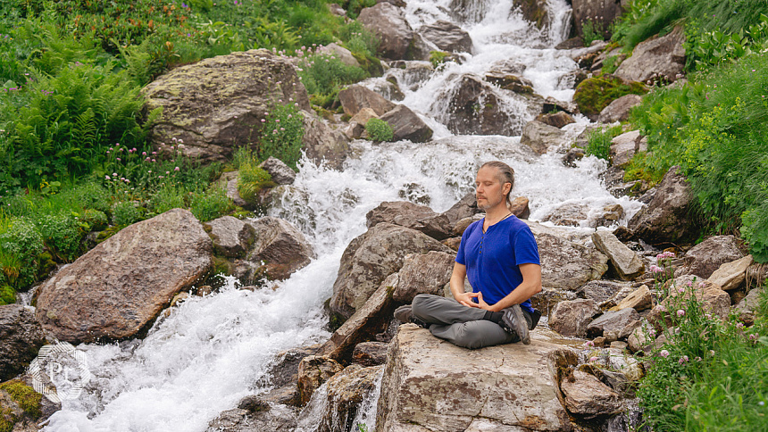 медитация у реки фото