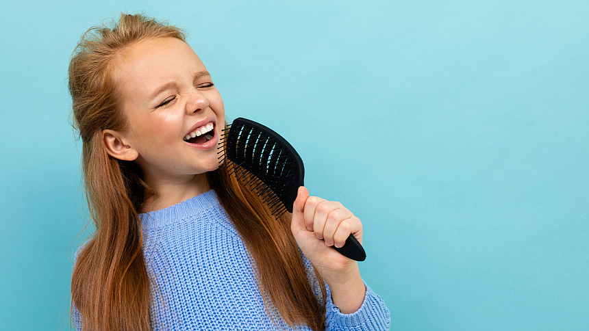 девушка поет фото