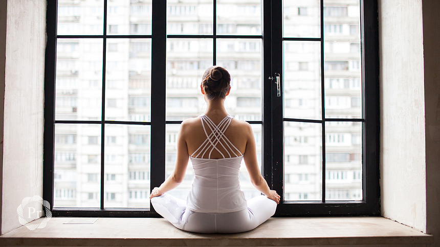 йога у окна фото