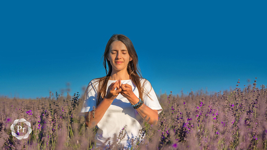 девушка в лаванде фото