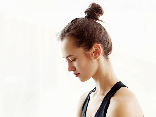 Горловой замок (джаландхара-бандха) в йоге: техника и польза